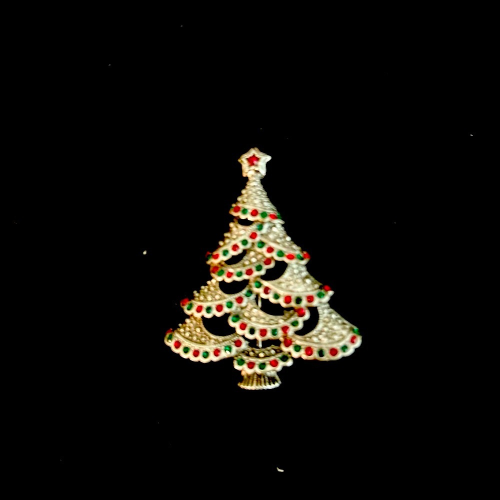 Avon collectible Christmas Tree pin. 2018 nonsmoking home